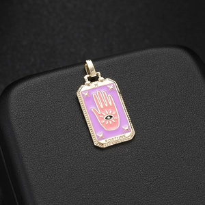 Colgante de Tarot en oro de 14K con esmalte púrpura, diseño Fortune y símbolo palma