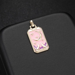 Colgante de tarot la luna bañado en oro de 14K con esmalte lila sobre cuero negro