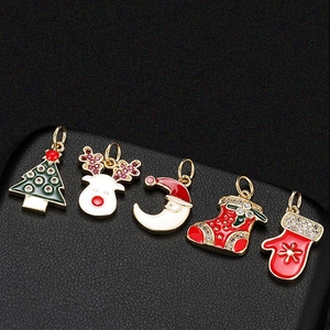 Pendentif de Noël en Cuivre Plaqué Or Émail Zirconium Charms Pour DIY Fabrication de Bijoux Renne Sapin Lune Gant Chaussette Accessoire