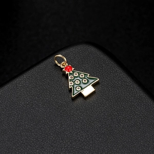 Pendentif arbre de Noël en émail vert avec oxydes de zirconium sur fond en cuir noir