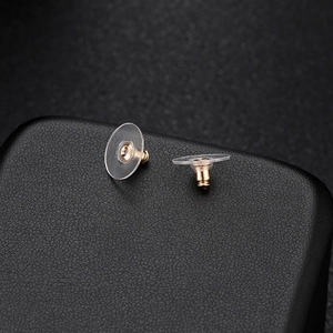 Vue détaillée des fermoirs de boucles d'oreilles dorés avec disques stabilisateurs