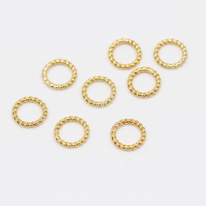Gros plan de 8 anneaux torsadés dorés pour la fabrication de bijoux DIY et accessoires