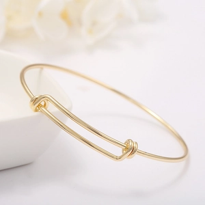 Minimalistischer vergoldeter 14k Armreif, verstellbar, auf Porzellanrand
