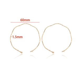 Gedetailleerde weergave van gouden golfvormige ringen van 60mm en 1,5mm dikte