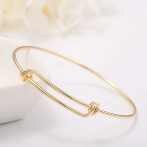 Verstelbare 14k vergulde draadarmband met magneetsluiting op elegante keramische kom