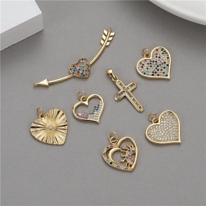 Ciondoli in Rame Placcato Oro 14K Con Intarsio di Zirconia Croce Cuore Freccia di Cupido per Produzione Gioielli Fai-da-te