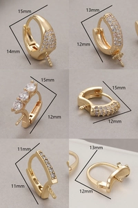 Detalle macro de cierres de pendientes en U bañados en oro 18K con micro-pavé de circonitas