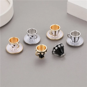 Detailansicht der Mini Kaffeetassen Anhänger mit Emaille und Perlen für DIY Schmuck