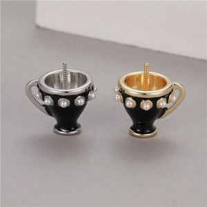 Barockbecher Anhänger mit schwarzer Emaille und Perlenrand in Gold und Silber