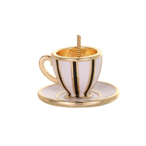 Handgefertigte Barock-Kaffeetassen-Brosche mit weißer Emaille und goldenen Metallakzenten