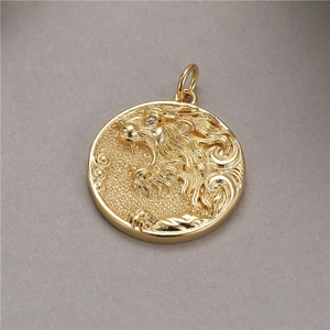 Pendentif pièce plaqué or avec relief tête de lion et pierre de zircon blanche