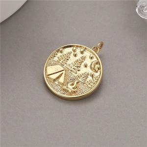 Pendentif médaillon rond doré avec scène de camping en relief, tente et lune