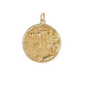 Pendentif lion en relief doré avec œil en zircon étincelant sur une pièce de style vintage