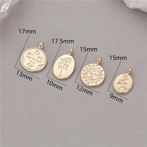 Vue détaillée de quatre pendentifs géométriques dorés 14K aux motifs lune et fleurs