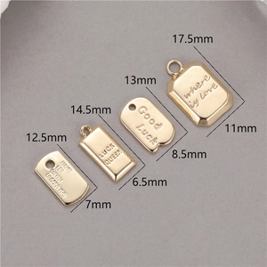 Vue détaillée de quatre tailles assorties de pendentifs rectangulaires plaqués or 14K