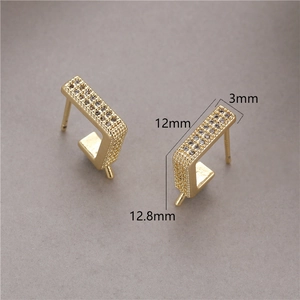 Makroaufnahme von vergoldeten 925er Silber Ohrsteckern mit Zirkonia-Mikropavé