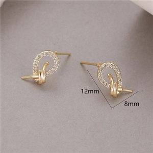 Makroaufnahme der 12x8mm vergoldeten Ohrring-Rohlinge mit Zirkonia-Steinen für Perlen