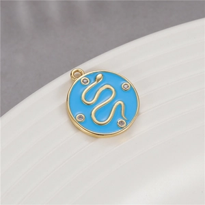 Détail du pendentif serpent en émail bleu avec plaquage or et incrustation de zircon
