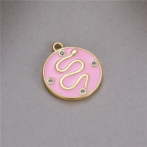 Détail macro du pendentif serpent doré avec émail rose et accents de micro-zircon
