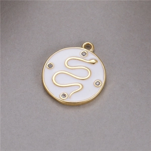 Détail macro du pendentif serpent doré avec émail blanc et quatre pierres de zircon