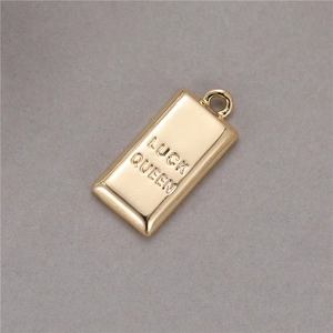Détail macro du pendentif rectangulaire plaqué or 14K gravé avec texte Luck Queen