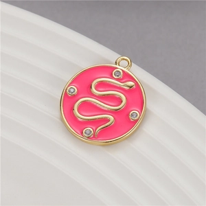 Pendentif serpent pièce dorée en émail rose vif et détails en zircon étincelants
