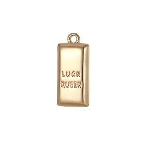 Pendentif rectangulaire plaqué or 14K avec relief Luck Queen et finition polie