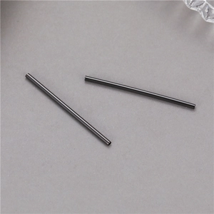 Vue macro des tubes d'espacement gris métal plaqués or 14K pour la création de bijoux