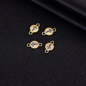 Detail von 14K vergoldeten Verbindern mit blauem Kreuz-Inlay für DIY-Schmuckdesign