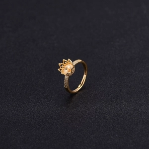 Support de bague couronne dorée pour perle avec anneau réglable et cristaux brillants