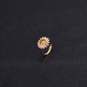 Bague fleur de tournesol dorée avec sertissage zircone et anneau ajustable femme