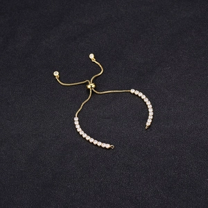 Verstelbare 14K vergulde armband met heldere vierkant geslepen zirkonia steentjes