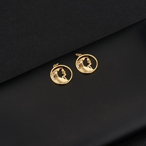 Pendentifs surfeur en or 14k avec design vague découpée et accents en zircon brillant