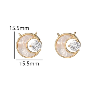 Detalle del colgante de luna chapado en oro de 14K con nácar y medidas de 15,5 mm