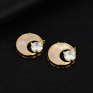 Colgante de luna minimalista bañado en oro de 14K con nácar incrustado y piedra circón