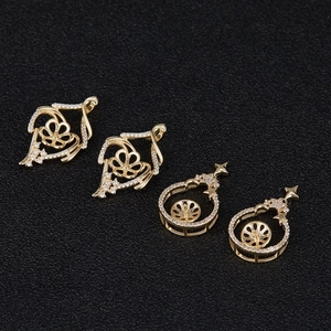 Detalle de colgantes de corazón y estrella bañados en oro 14K con circonitas DIY