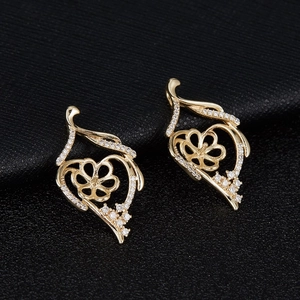 Colgante de corazón chapado en oro de 14K con circonitas y diseño floral interno