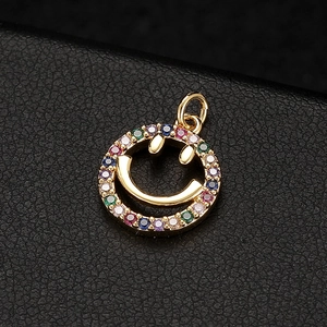 Pendentif smiley plaqué or 14K avec zircons colorés sur fond de cuir noir