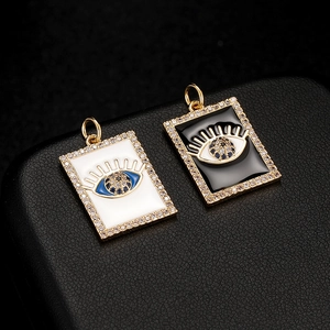 Rechteckige Evil Eye Anhänger in Schwarz und Weiß Emaille mit Vergoldung und Zirkonia