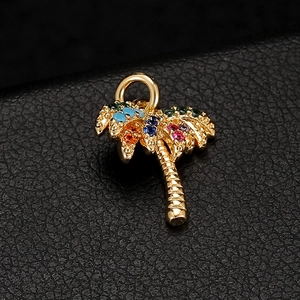 Vue détaillée du pendentif palmier plaqué or 14K serti de cristaux multicolores