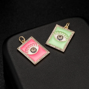 Goldene Evil Eye Anhänger mit rosa und grünem Emaille und Kristallbesatz Dekor
