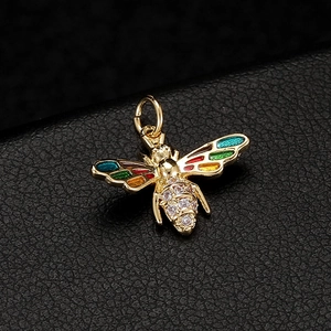 Détail d'un pendentif abeille plaqué or 14K avec émail coloré et cristaux brillants