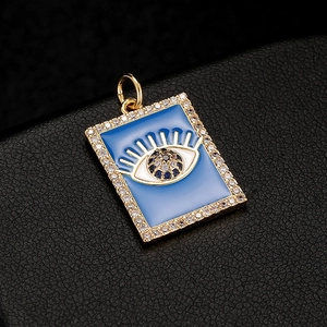 Vergoldeter rechteckiger Evil Eye Anhänger mit blauem Emaille und Mikrokristallen