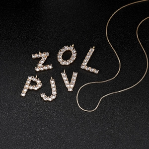 Colgantes de letras doradas con circonitas en collares de cadena fina elegante
