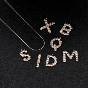Collar dorado con colgantes de 26 letras inglesas adornados con circonitas brillantes