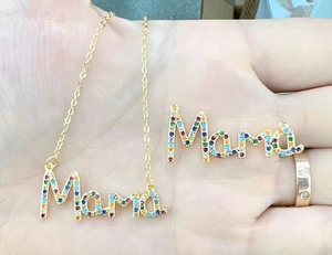 Dettaglio della collana Mama con zirconi cubici colorati e placcatura in oro