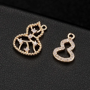 Colgantes de calabaza dorada con circonitas micro-pave y diseño de filigrana en cuero