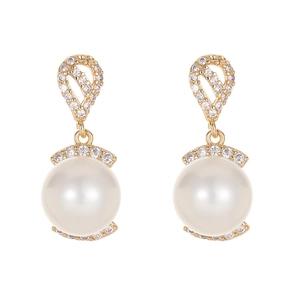 Elegantes pendientes colgantes dorados con perlas blancas y circonitas brillantes