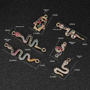 Dettaglio dei ciondoli a serpente e mano di hamsa con misure dimensionali precise