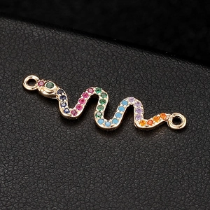 Dettaglio macro del connettore a serpente con cristalli arcobaleno su pelle nera